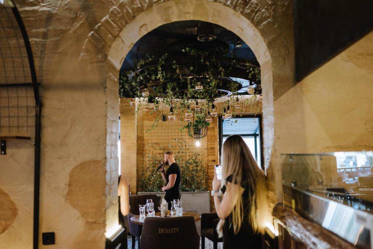 Hotel Dynasty Kamianets-Podilsky Extérieur photo
